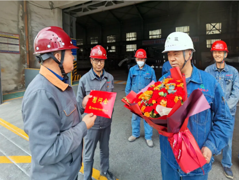 集團領導“五一”節前看望慰問新晉行業勞模